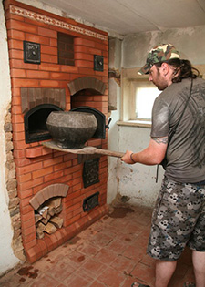 Готовка еды в хлебной камере, город Новгород